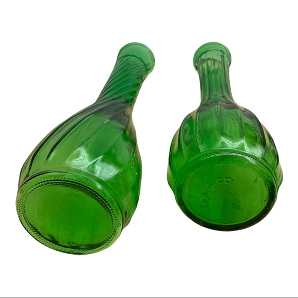 VTG Hoosier Emerald Green Glass Spiral & Ribbed Scallop Rim Bud Vase Set of Two - Picture 8 of 9